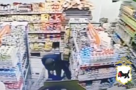 Подозреваемый в похищении тушенки в супермаркете мужчина. Скриншот видео пресс-службы ГУ МВД России по Иркутской области