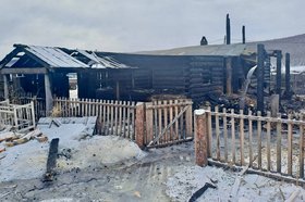 Сгоревший дом в Усть-Удинском районе. Фото пресс-службы СУ СК России по Иркутской области
