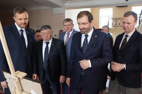 Депутаты ЗС Иркутской области на выставке в честь Людмилы Берлиной. Фото IRK.ru
