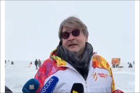 Александр Домогаров  на Байкале. Скриншот видео из группы «АРТИСТ АЛЕКСАНДР ДОМОГАРОВ.Official» в соцсети «ВКонтакте»
