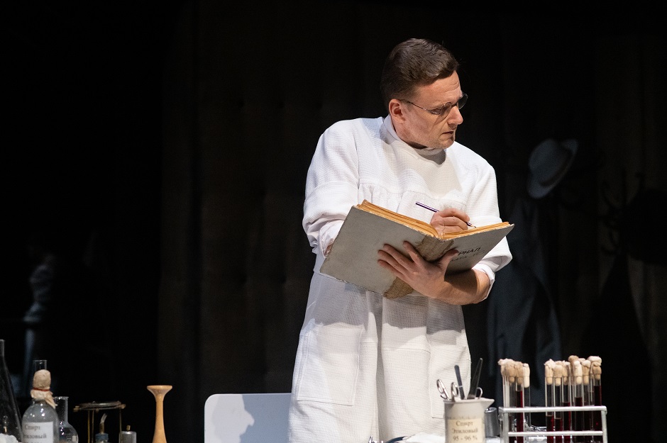 Сергей Кашуцкий в роли уездного доктора