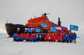 Ледокол и участники экспедиции. Фото со страницы проекта «Ледокол знаний» «ВКонтакте»