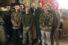 Настоятель Харлампиевского храма Евгений Старцев с бойцами. Фото из проекта «Весточка с передовой», предоставлено Евгением Старцевым