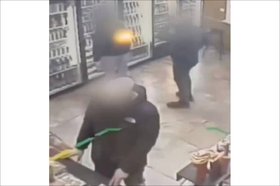 Похищение бутылок алкоголя из магазина. Скриншот видео пресс-службы ГУ МВД России по Иркутской области