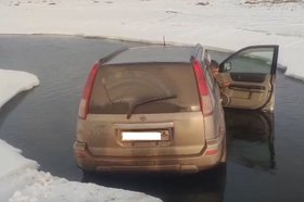 Машина в реке. Скриншот видео пресс-службы Госавтоинспекции Иркутской области