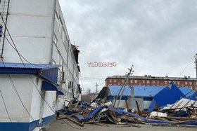 В Тайшете с торгового центра сорвало крышу. Фото ИА «Тайшет24»