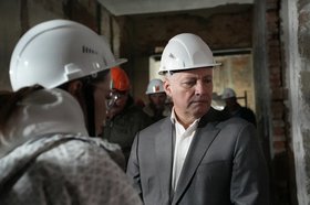 Игорь Кобзев провел совещание в Доме офицеров. Фото пресс-службы правительства Иркутской области
