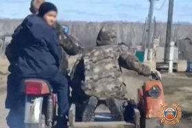 Нарушители на мотоцикле. Скриншот видео пресс-службы Госавтоинспекции Иркутской области