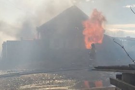 Горящий дом в Нижнеудинске. Скриншот видео из телеграм-канала Игоря Кобзева