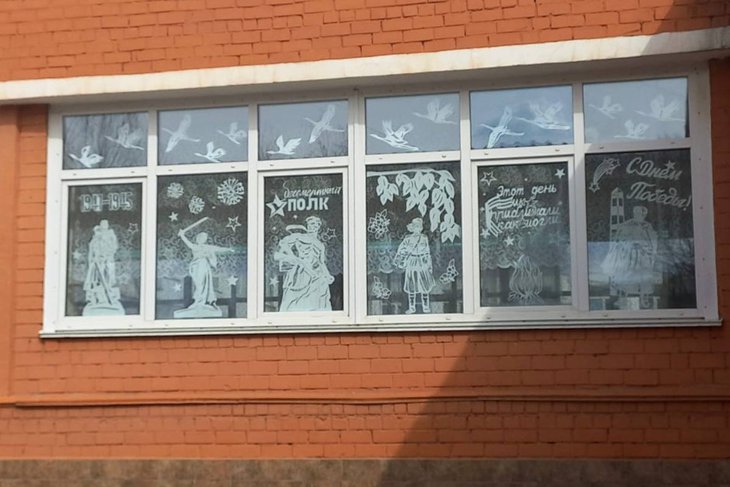 Окна украсили школьники. Фото пресс-службы администрации Иркутска