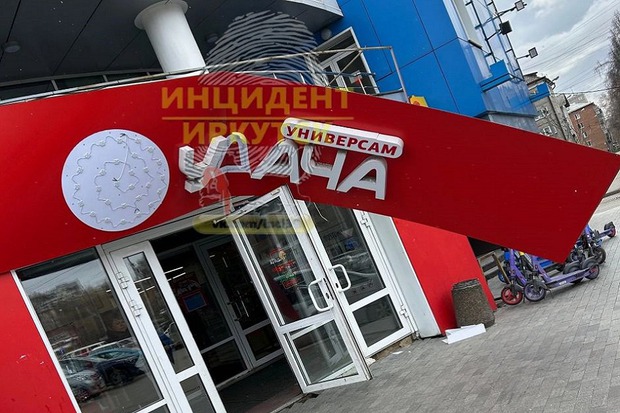 Последствия сильного ветра в Иркутске. Фото из телеграм-канала «Инцидент Иркутск»