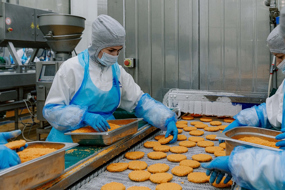 Перед упаковкой продукцию тщательно проверяют на предмет брака