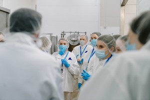 Журналистам и блогерам показали, как делают полуфабрикаты