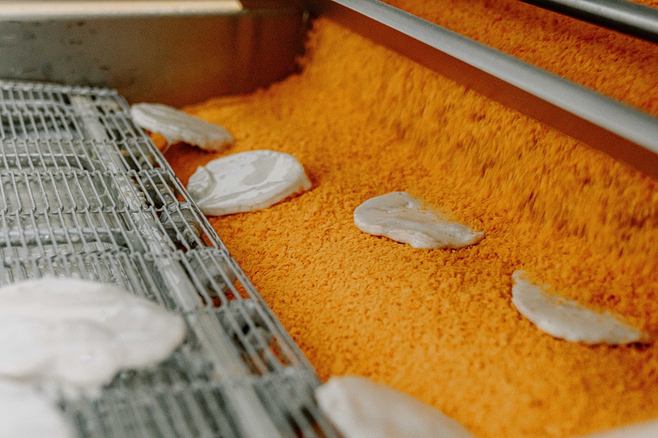 Затем полуфабрикаты покрывают панировочными сухарями