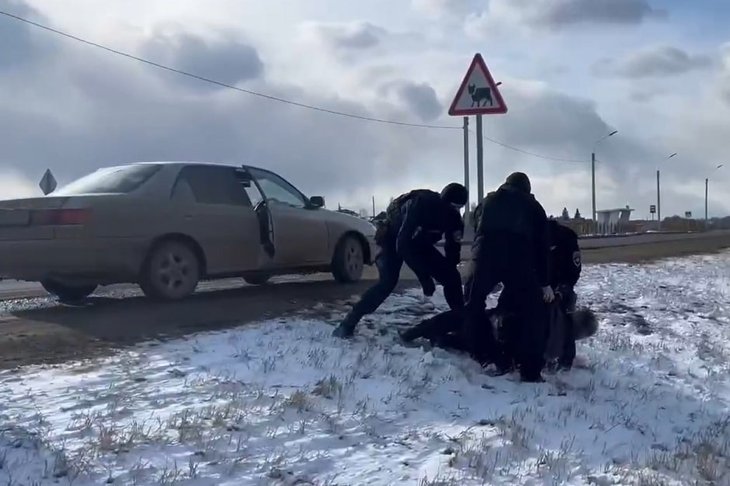 Задержание наркокурьера. Скриншот видео ГУ МВД России по Иркутской области