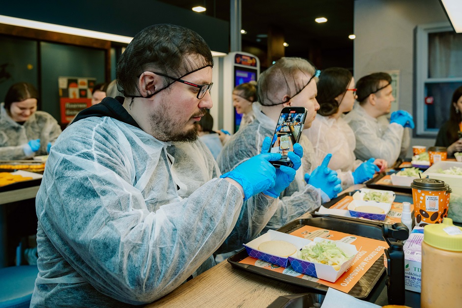 Для журналистов провели мастер-класс по сборке «Атлантик Бургера»