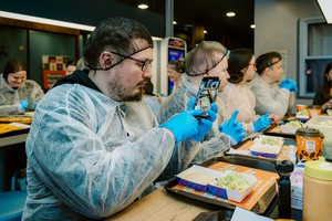 Для журналистов провели мастер-класс по сборке «Атлантик Бургера»