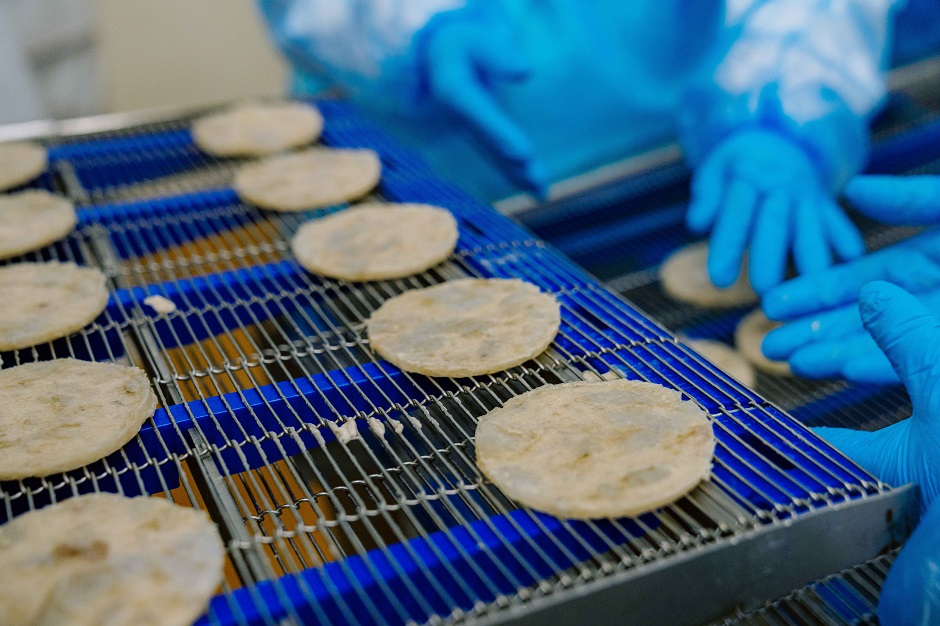 Котлеты формируют на специальном оборудовании