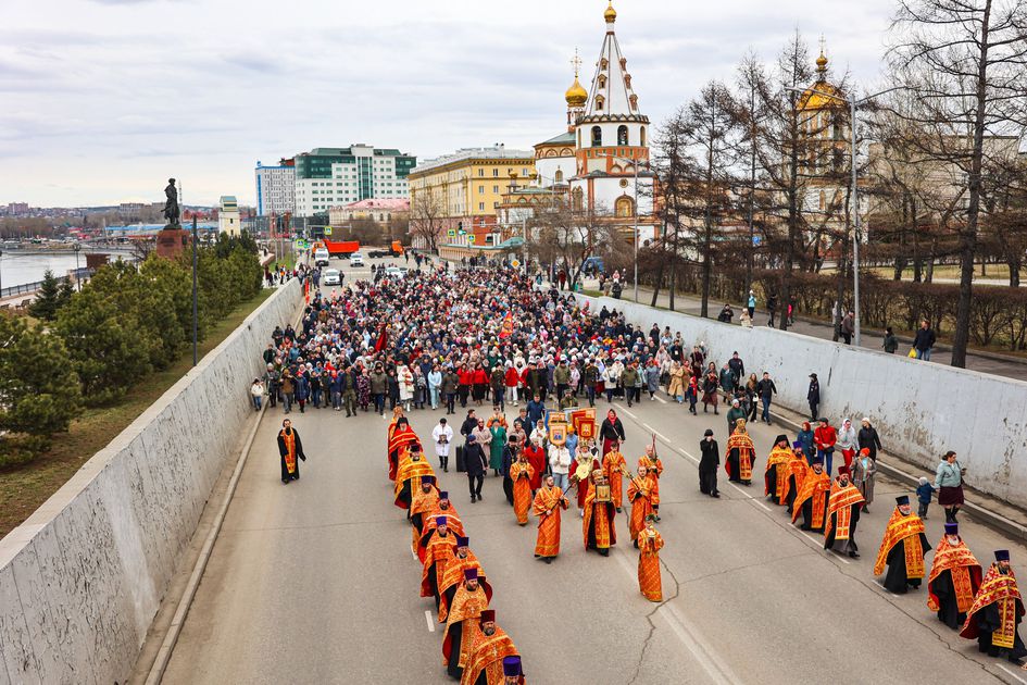 Пасхальный крестный ход в Иркутске: фоторепортаж
