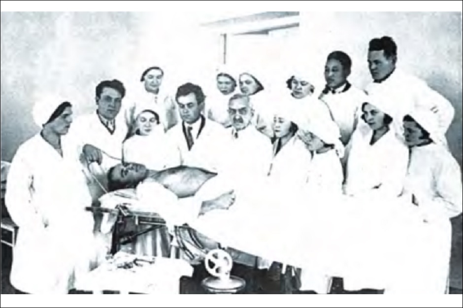 Профессор М.И. Гамов с группой студентов