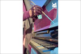 Иркутяне расписывают пианино на бульваре Гагарина. Скриншот видео администрации Иркутска