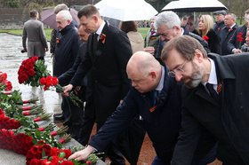 Возложение цветов к монументу «Мать-Родина». Фото IRK.ru