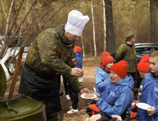 В завершении субботника всех желающих накормили кашей.
