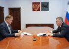 Анатолий Серышев и Игорь Кобзев. Фото пресс-службы правительства Иркутской области