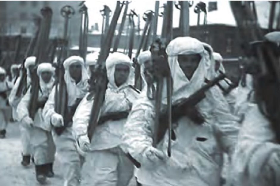 Идущие на фронт лыжники