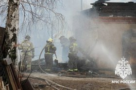 Тушение пожара в коттедже в Иркутском районе. Фото пресс-службы ГУ МЧС России по Иркутской области