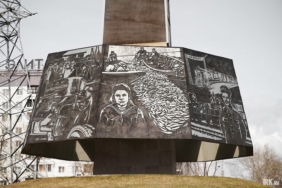 Путина и ольхонская рыбачка (панно посередине)