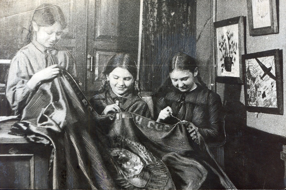 В кружке рукоделия Дворца пионеров дети вышивают знамя в подарок бойцам Красной армии