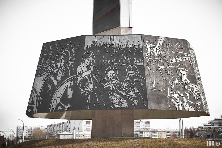 Создание знамени и участники народного марша (панно посередине)