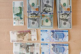 Изъятые деньги. Фото пресс-службы Иркутской таможни