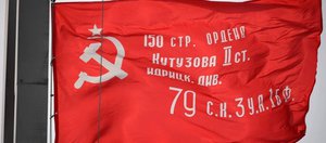 Копию Знамени Победы установили на здании правительства Иркутской области