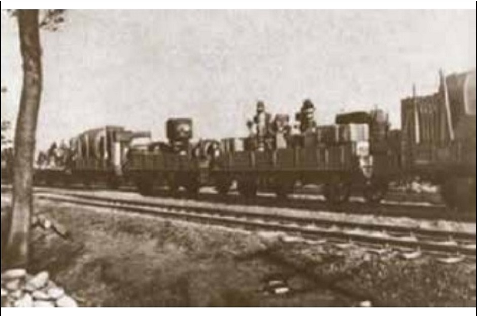 Эшелон с техникой эвакуируемого предприятия. Фото сделано в июле-августе 1941 года