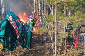 Возгорание на кладбище. Фото пресс-службы ГУ МЧС по Иркутской области