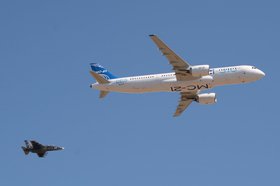 МС-21-310 в сопровождении Як-130М в Иркутске. Фото Алексея Коршунова
