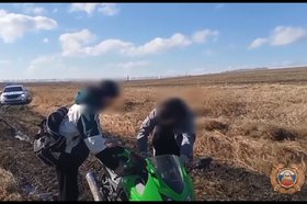 Задержание нарушителей на мотоцикле. Скриншот видео пресс-службы Госавтоинспекции Иркутской области