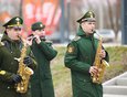 Военный оркестр исполнил гимн Российской Федерации.