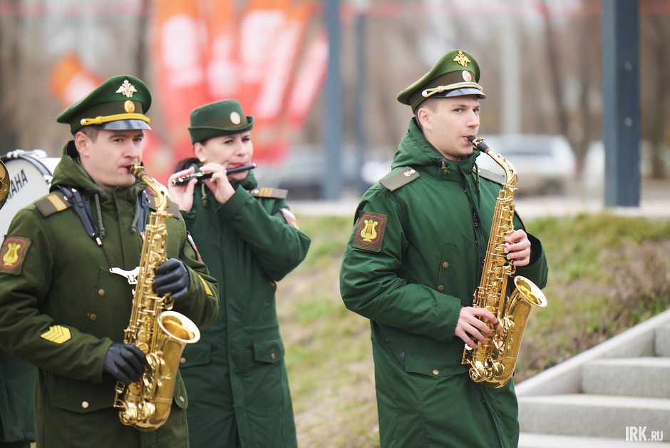 Военный оркестр исполнил гимн Российской Федерации.