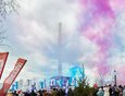 В завершение мероприятия был запущен дневной фейерверк с зарядами цветного дыма.