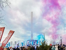 В завершение мероприятия был запущен дневной фейерверк с зарядами цветного дыма.