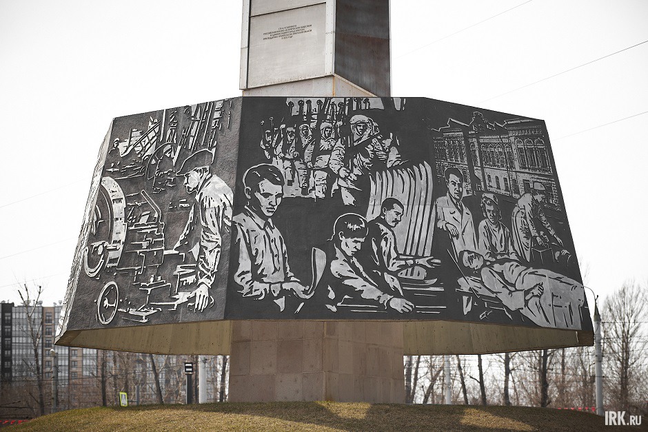 Лыжники и студенты-медики на фоне курорта «Ангара» (панно посередине и справа)