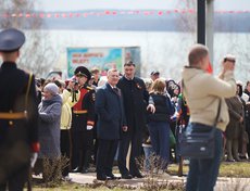 В нем приняли участие губернатор Иркутской области Игорь Кобзев, мэр Иркутска Руслан Болотов, почётные граждане, представители Совета ветеранов, общественных организаций, учащиеся школ и жители города.
