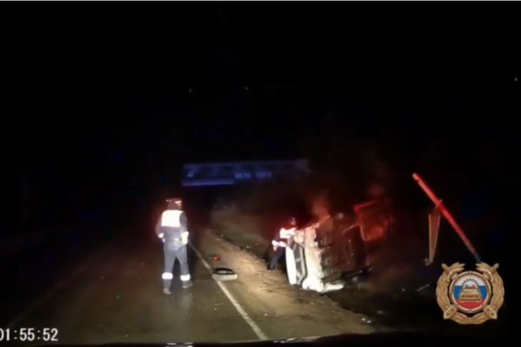 Опрокинувшийся во время погони автомобиль. Скриншот видео Госавтоинспекции Иркутской области