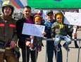 Зрители поддерживали пожарных криками и аплодисментами.