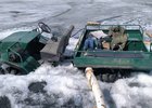 Провалившийся под лед автомобиль. Фото пресс-службы ГУ МВД России по Иркутской области