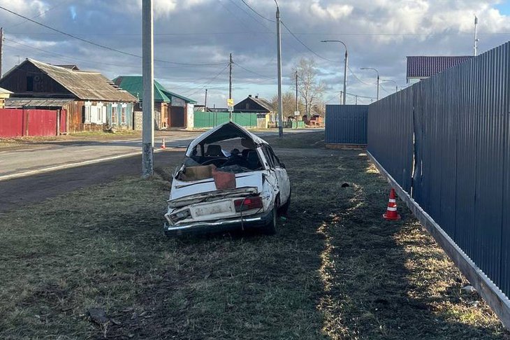 «Жигули» после аварии в Иркутском районе. Фото пресс-службы Госавтоинспекции Иркутской области