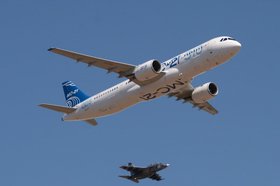 МС-21-310 в сопровождении Як-130М над Иркутском. Фото Алексея Коршунова